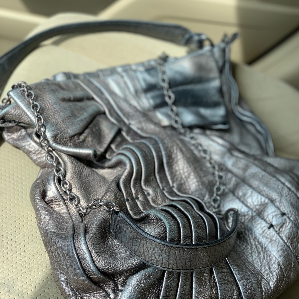 Valentino Garavani Silver Leather Luxury Bag - Picture 3 of 6